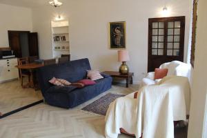 un soggiorno con divano blu e tavolo di La Terrasse a Reynès