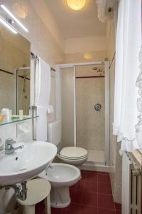 Koupelna v ubytování Hotel Benacus + 37 fotografií