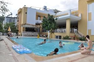 Bazén v ubytování Tuncer Garden Hotel nebo v jeho okolí