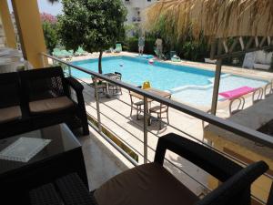 Bazén v ubytování Tuncer Garden Hotel nebo v jeho okolí