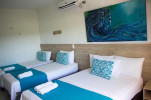 Tempat tidur dalam kamar di Hotel Aldea Plaza