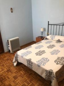 Posteľ alebo postele v izbe v ubytovaní Apartamentos Puerta del Sol