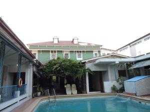 una casa con piscina frente a una casa en Park Hostel, en Puerto Príncipe