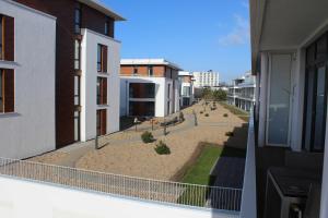 vista para uma rua a partir de um edifício em Appartement Seaside em Pelzerhaken