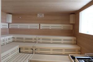 uma sauna com bancos brancos e uma janela em Appartement Seaside em Pelzerhaken