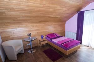 Dormitorio pequeño con cama y mesa en Hotel Grünes Paradies- Garni en Hochwaldhausen
