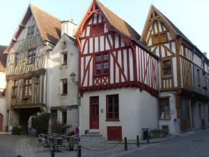 an old building with red and white at La Petite Sentence de Noyers in Noyers