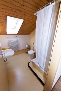łazienka z toaletą, umywalką i oknem w obiekcie Hotel Grünes Paradies- Garni w mieście Hochwaldhausen