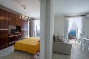 een kamer met een geel bed en een woonkamer bij Amalfi Moon in Amalfi