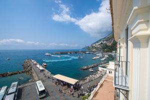 een uitzicht op een haven met boten in het water bij Amalfi Moon in Amalfi