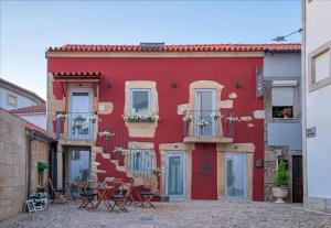 巴伦西亚Hostel Bulwark的前面有桌椅的红色建筑
