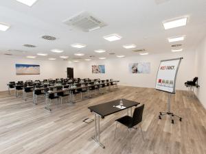 a room with tables and chairs in a classroom at DORMERO Hotel Salzgitter in Salzgitter