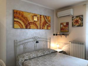 ein Schlafzimmer mit einem Bett und einem Wandgemälde in der Unterkunft Da Donna Rosa in Pontedera