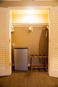 Una puerta que conduce a una habitación con una mesa. en Indian Wells Resort Hotel, en Indian Wells