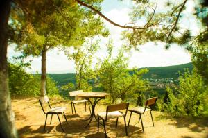 ツァグカゾールにあるVosku Ashxarh Hotelの丘の上に座るテーブルと椅子