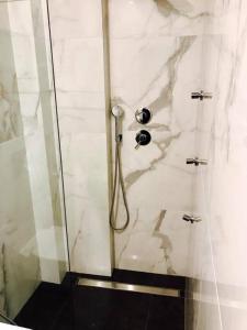 W łazience znajduje się prysznic ze szklanymi drzwiami. w obiekcie Afroditi Arhontiko w mieście Litochoro