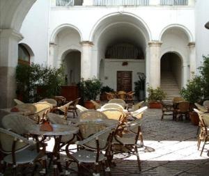 En restaurang eller annat matställe på Domus del Borgo Antico