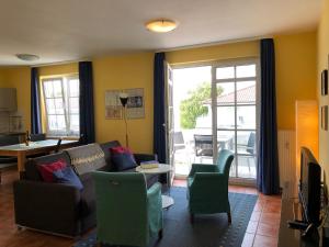 Ein Sitzbereich in der Unterkunft Villa Sanddorn