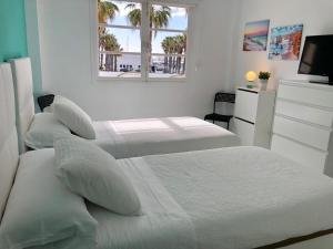 Een bed of bedden in een kamer bij VIVE BENALMÁDENA Apartamento LUXE PUERTO MARINA, Primera Línea de Playa