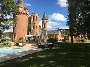 un antico castello con due torri e una piscina di LA DEMEURE DE LA JUINE a Morigny-Champigny