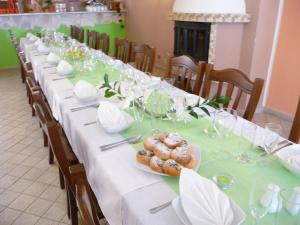 un lungo tavolo con piatti di ciambelle sopra di Gloria a Olomouc