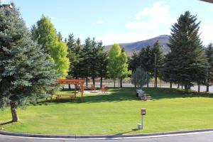 un parque con una mesa de picnic y un pabellón en The Inn at Tomichi Village, en Gunnison