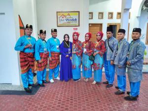 a group of people posing for a picture at Pondok Simpang Tiga in Sabang +123 photos
