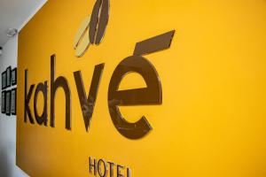 Sijil, anugerah, tanda atau dokumen lain yang dipamerkan di Hotel Kahvé