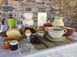 a table topped with cups and plates of food at Agriturismo Mammarella in Altavilla Silentina