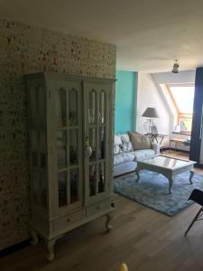 uma sala de estar com um sofá e uma mesa de centro em Petit havre de paix em Lancieux