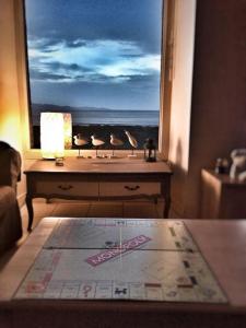 a room with a window with a view of the ocean at maison de pêcheurs in Saint-Michel-en-Grève