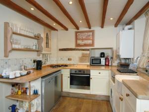 A kitchen or kitchenette at Glebe Cottage 