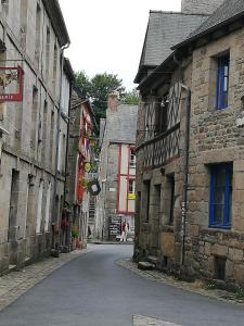 une rue vide dans une vieille ville avec des bâtiments dans l'établissement gîte vacances, à Moncontour