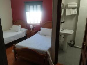 帕拉斯德丽Pensión Restaurante Casa Camiño II的一间小卧室,配有两张床和盥洗盆 更多21张照片