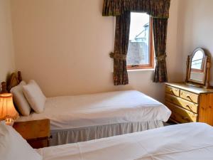 A bed or beds in a room at Harbour Heights 