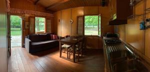 ein Wohnzimmer mit Sofa und Tisch in der Unterkunft Pradileva in Tramonti di Sotto