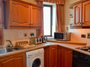 A kitchen or kitchenette at Harbour Heights 