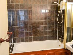 A bathroom at Gull'S Crest 