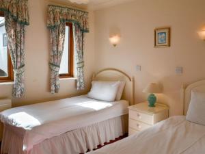 A bed or beds in a room at Seal'S Bay 