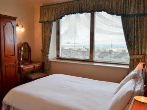 A bed or beds in a room at Seal'S Bay 