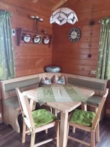 ein Esszimmer mit einem Tisch und Stühlen in der Unterkunft Ferienhaus Altenstrasser in Philippsreut