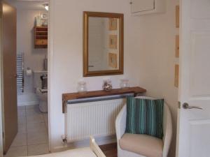 A bathroom at Garden Apartment 