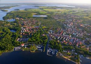 eine Luftansicht auf die Stadt und das Wasser in der Unterkunft Hotel Giżycko in Giżycko