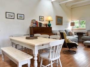 A restaurant or other place to eat at Grove Wood Cottage 