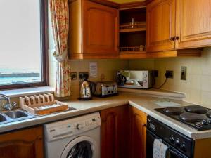 A kitchen or kitchenette at Water'S Edge 