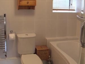 A bathroom at Garden Apartment 