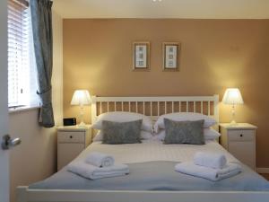 A bed or beds in a room at Garden Apartment 