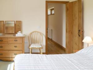 A bed or beds in a room at Plovers Rest 