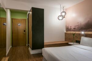 Cama ou camas em um quarto em Hotel Cassino Tower Curitiba Aeroporto By Nacional Inn