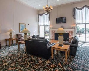 un soggiorno con divani e un tavolo con 2 lampade di Economy Inn & Suites a Shreveport